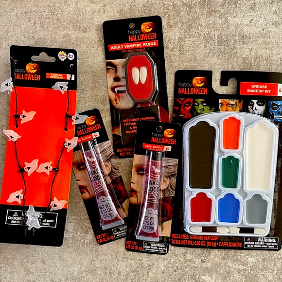 Halloween Bundle, includes fake blood, necklace and makeup - Picture 1 of 3